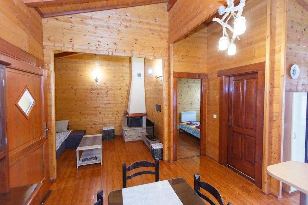 דירות Wooden House In יואנינה מראה חיצוני תמונה